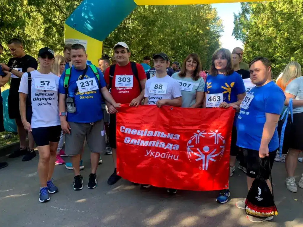 На Рівненщині понад пів тисячі людей взяли участь у забігу «Біжу за Героїв» - фото 3