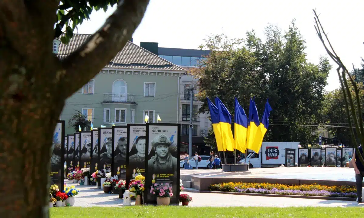 Крадіжку речей біля портрету загиблого Героя розслідують у Рівному