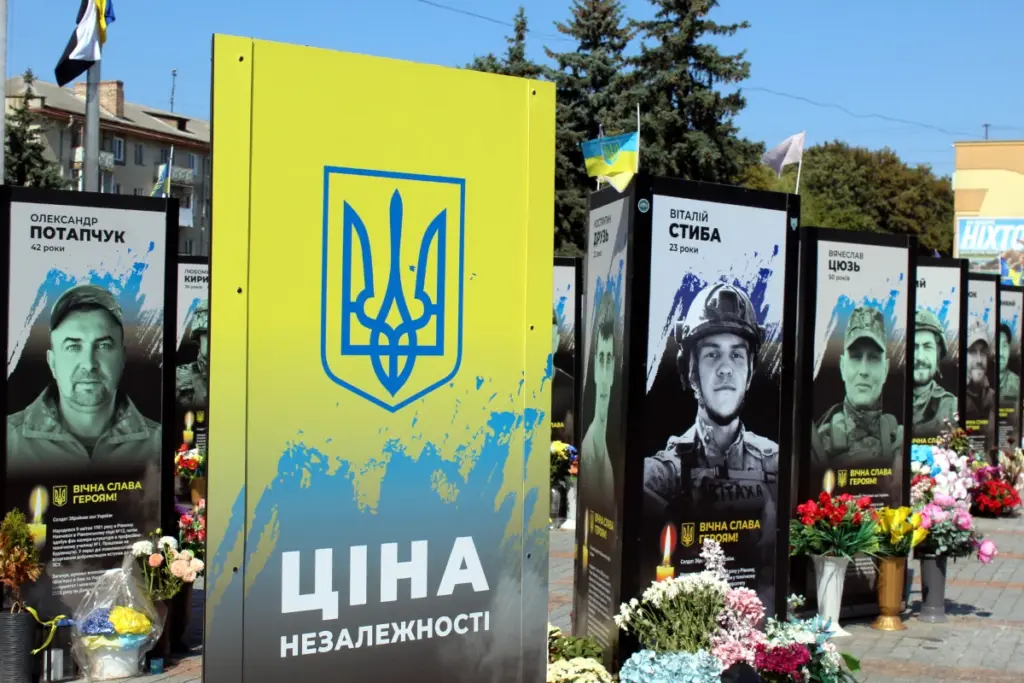 У Рівному на Майдані Незалежності встановили портрети загиблих захисників - фото 1