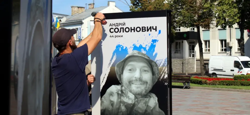 У Рівному на Майдані Незалежності встановили портрети загиблих захисників - фото 2