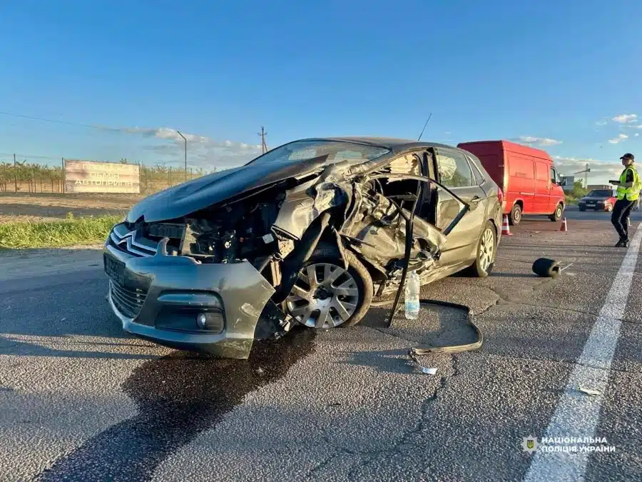 Поблизу Рівного у Бармаках зіткнулися два авто, троє людей у лікарні - фото 2