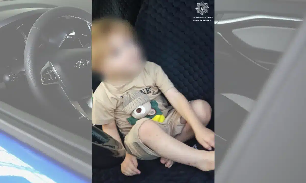 У Рівному патрульні визволили 3-річного хлопчика із зачиненого авто