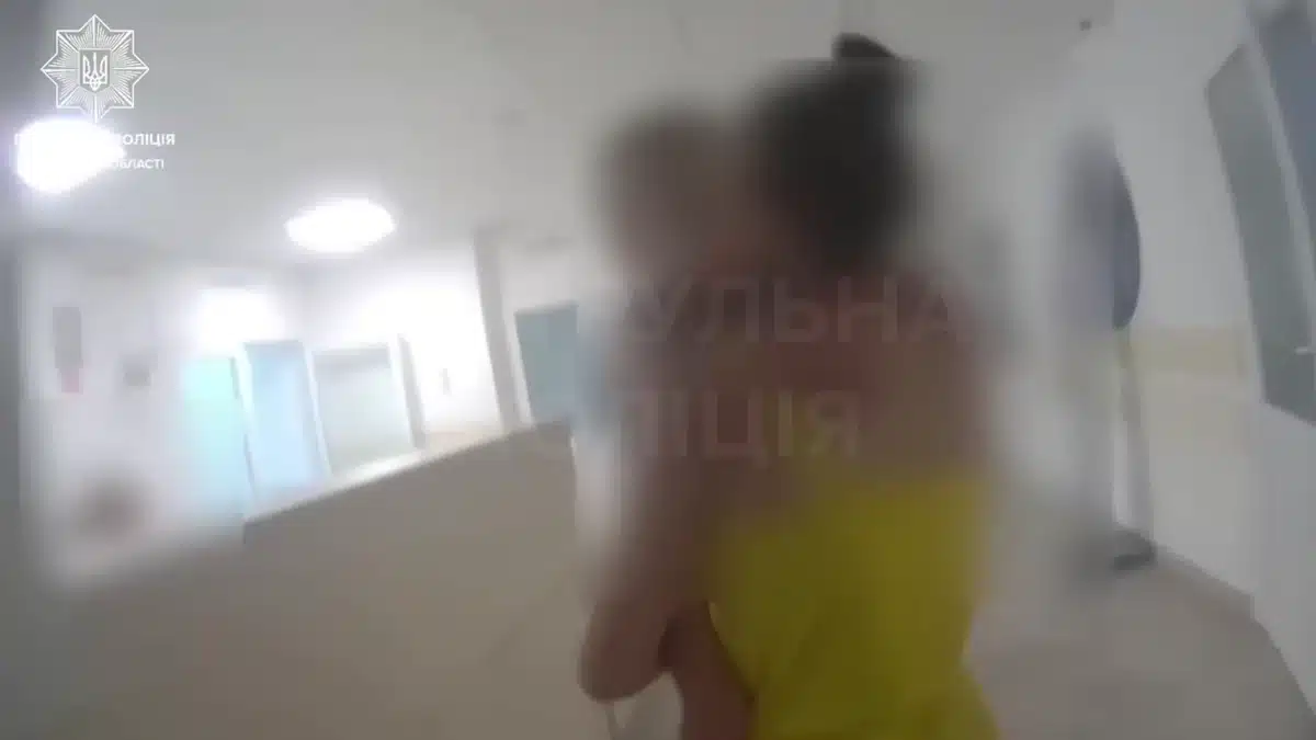 У Сарнах патрульні оперативно доставили до лікарні жінку з дитиною, яка непритомніла після укусу оси