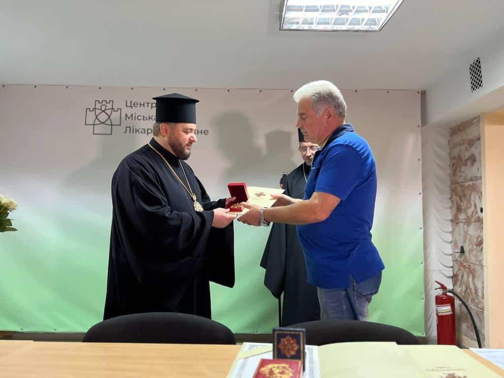 Владика Іларіон відвідав Рівненську міську лікарню та нагородив медиків