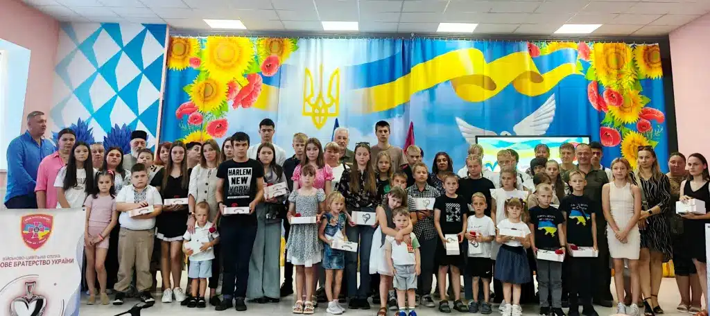 У Млинові дітям загиблих захисників вручили іменні обереги «Батьківське серце» - фото 2