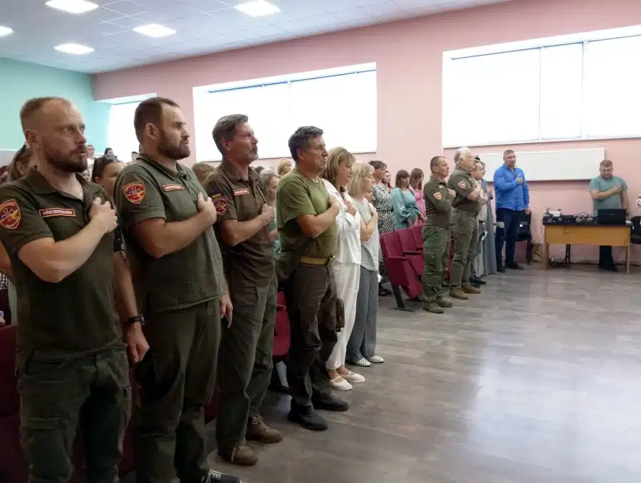 У Млинові дітям загиблих захисників вручили іменні обереги «Батьківське серце» - фото 1