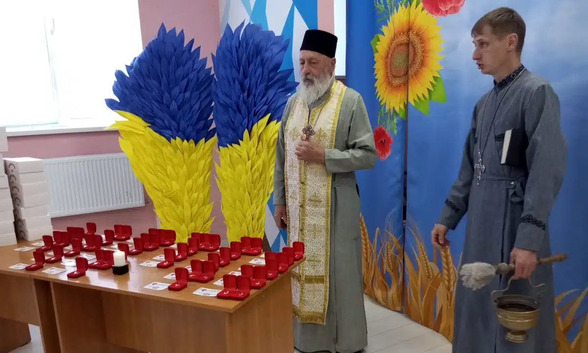 У Млинові дітям загиблих захисників вручили іменні обереги «Батьківське серце»