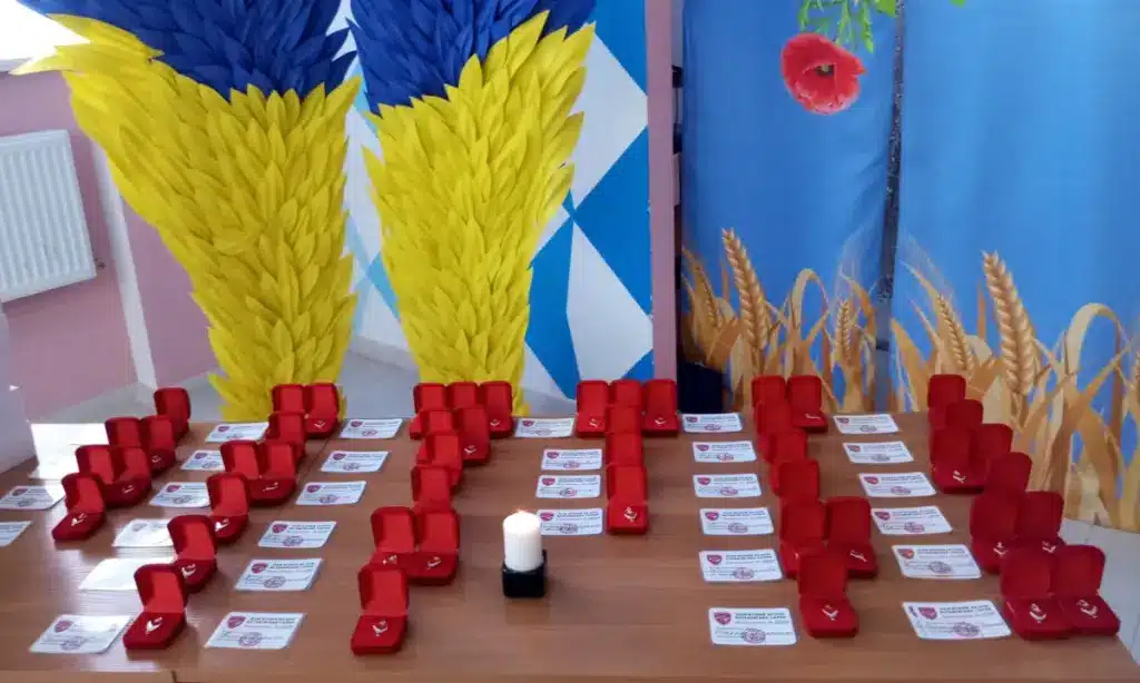 У Млинові дітям загиблих захисників вручили іменні обереги «Батьківське серце» - фото 3