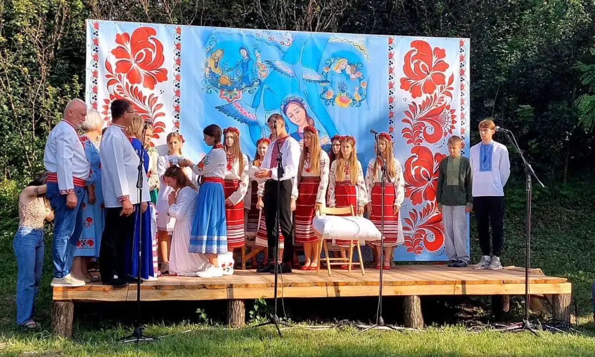 На Острожчині відроджують весільний обряд «Читання корони»