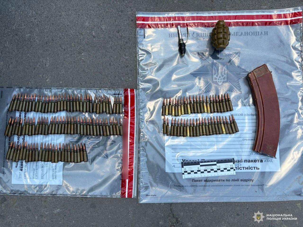 Чоловік зберігав гранату та понад 140 патронів