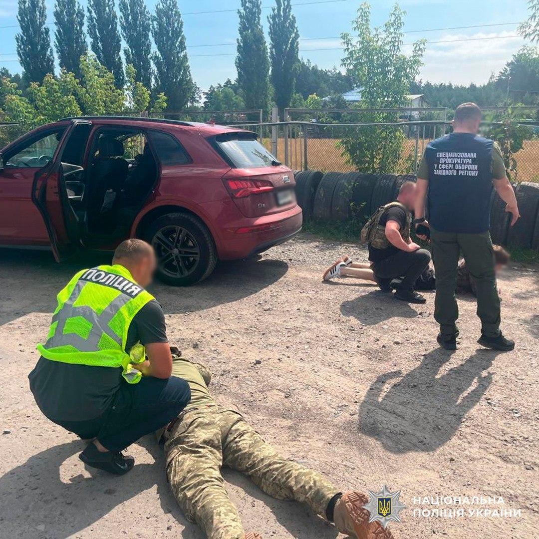 Затримали двох чоловіків, які пропонували 20 тис. доларів за втечу мобілізованого з частини