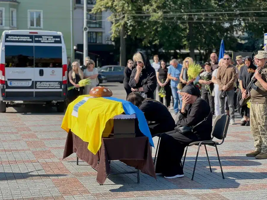 На вічний спочинок провели захисника у Рівному - фото 1 На вічний спочинок провели захисника у Рівному - фото 1