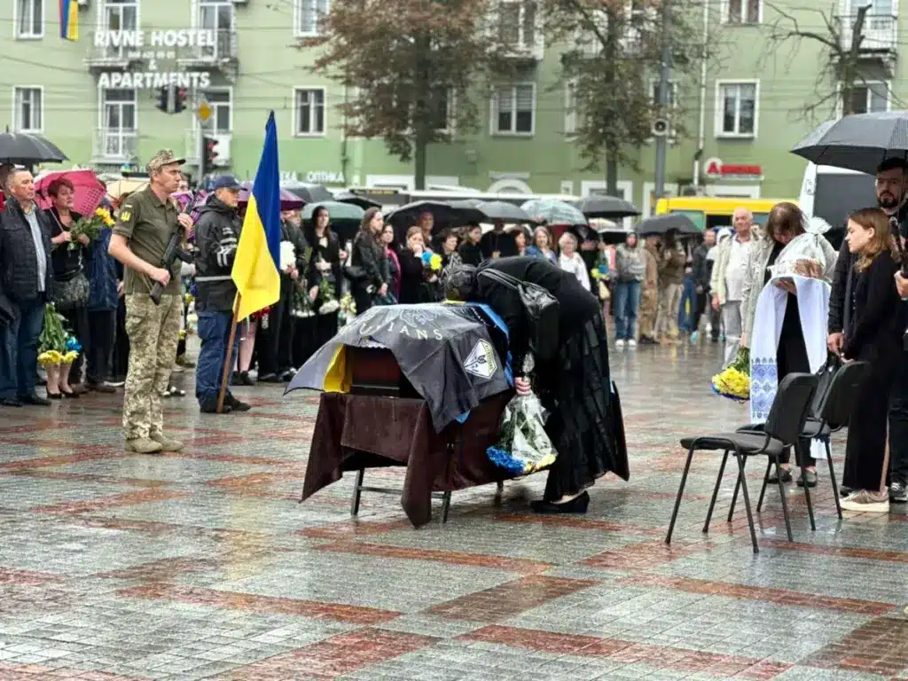 З полеглим захисником Юрієм Шевчуком попрощались у Рівному - фото 1