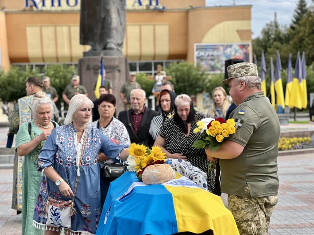 В останню путь провели Героя Рівненщини Олега Вдовенка - фото 2 В останню путь провели Героя Рівненщини Олега Вдовенка - фото 2