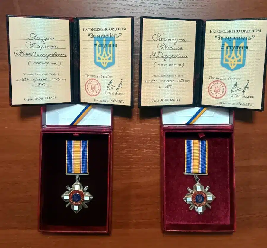 Родинам загиблих захисників з Корецької громади вручили державні нагороди - фото 1 Родинам загиблих захисників з Корецької громади вручили державні нагороди - фото 1
