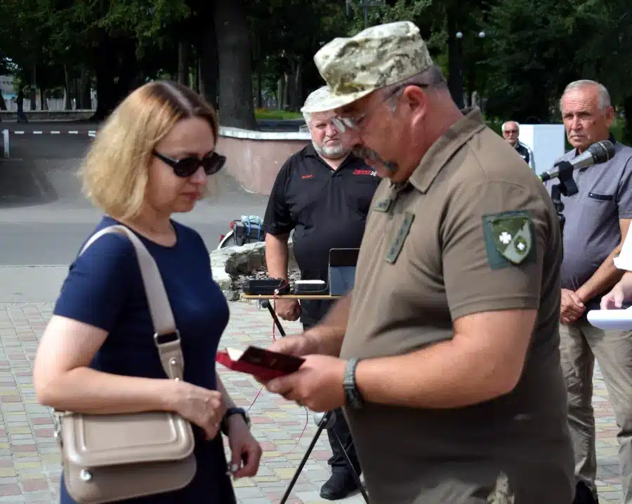 У Здолбунові вручили ордени «За мужність» рідним загиблих захисників - фото 1