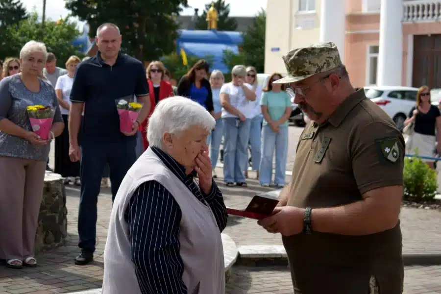 У Здолбунові вручили ордени «За мужність» рідним загиблих захисників - фото 3