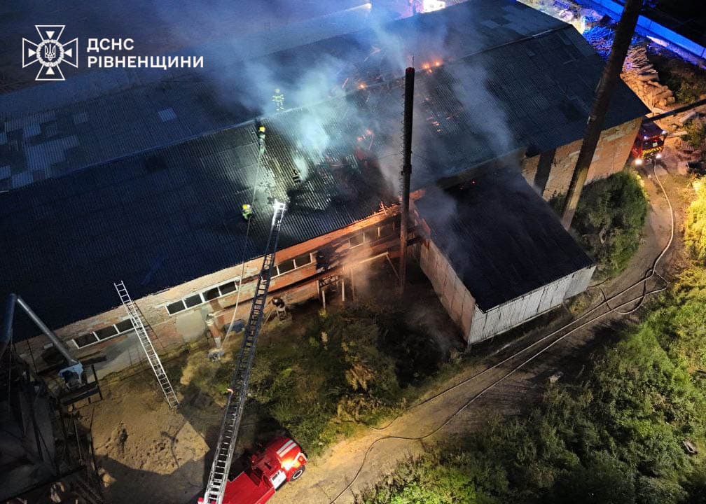 Рятувальники Сарн ліквідували займання в закинутій будівлі цеху