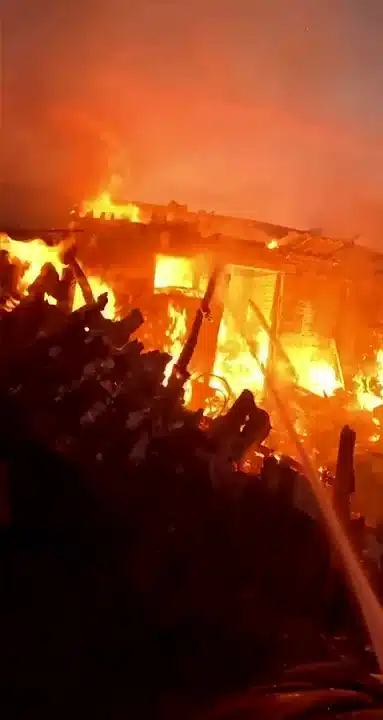 Масштабна пожежа на Дубенщині знищила майно кількох родин - фото 1
