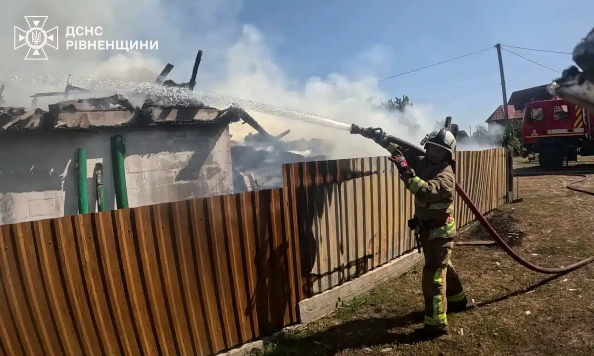У селі Бабка згоріла господарська будівля: рятувальники не допустили поширення вогню