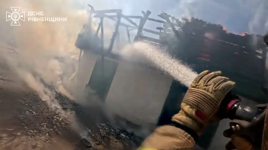 У селі Бабка згоріла господарська будівля: рятувальники не допустили поширення вогню - фото 1