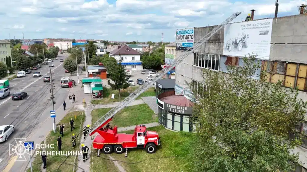 У Сарнах горіла складська будівля: обійшлося без жертв - фото 2