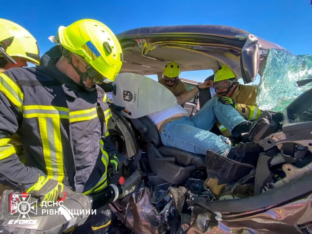 Рятувальники Рівненщини деблокували постраждалого з авто після ДТП на Житомирщині (ВІДЕО) - фото 1