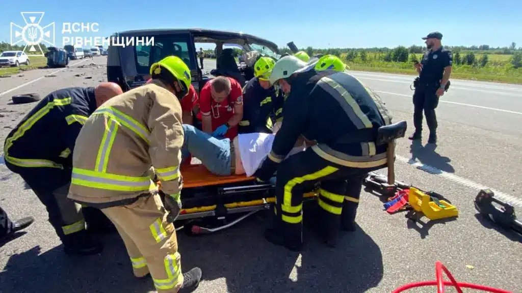 Рятувальники Рівненщини деблокували постраждалого з авто після ДТП на Житомирщині (ВІДЕО) - фото 2