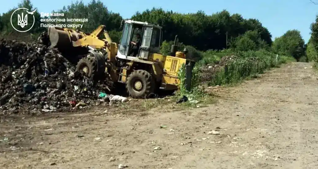 Біля Базальтового озера на Острожчині впорядкували санкціоноване сміттєзвалище та ліквідували стихійні - фото 1