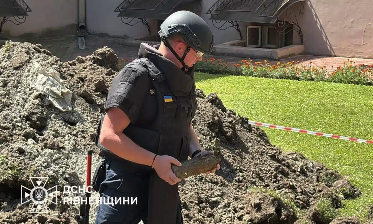 На Рівненщині під час земляних робіт на території вишу знайшли артснаряд