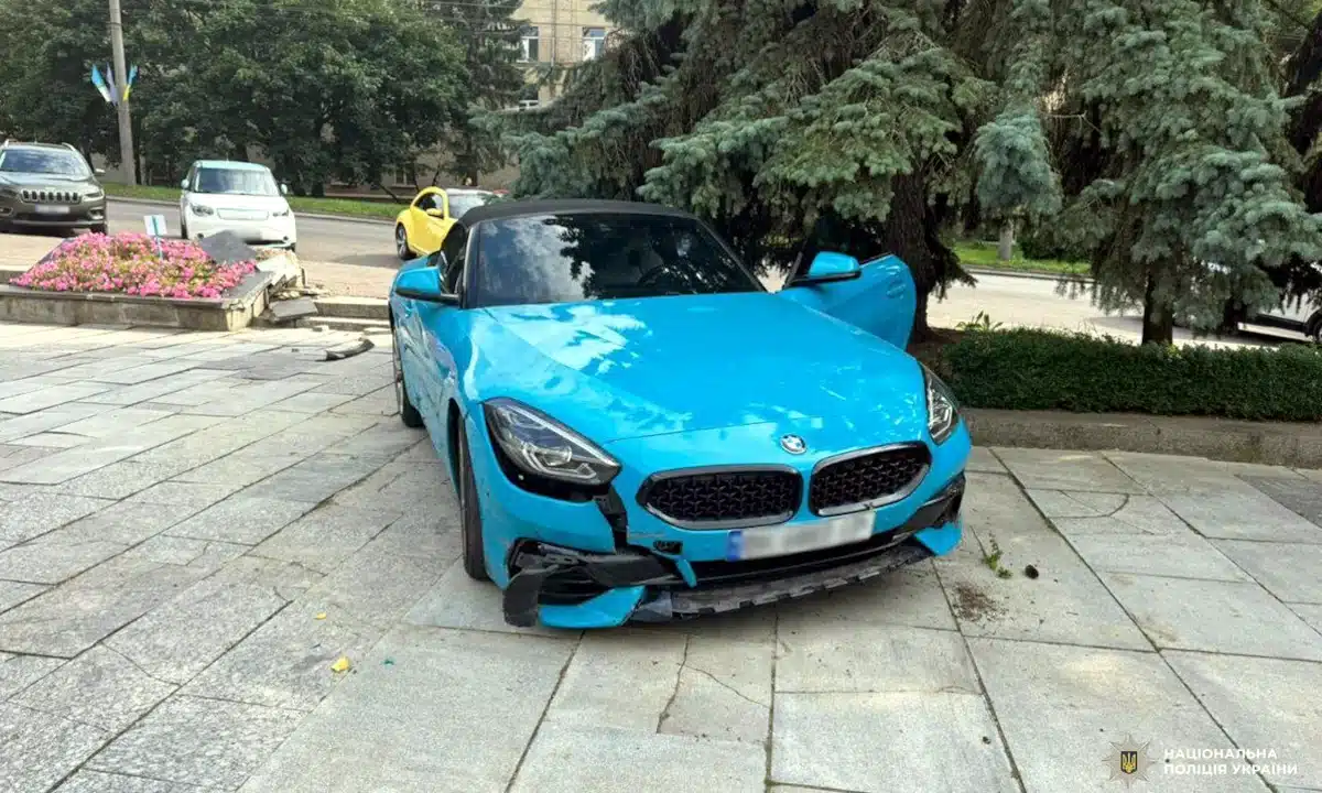 У центрі Рівного водійка BMW переплутала педалі й збила трьох пішоходів