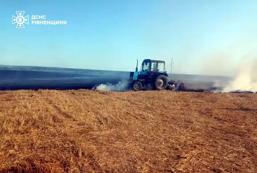 На Здолбунівщині рятувальники загасили пожежу стерні на площі майже 3 гектари - фото 1