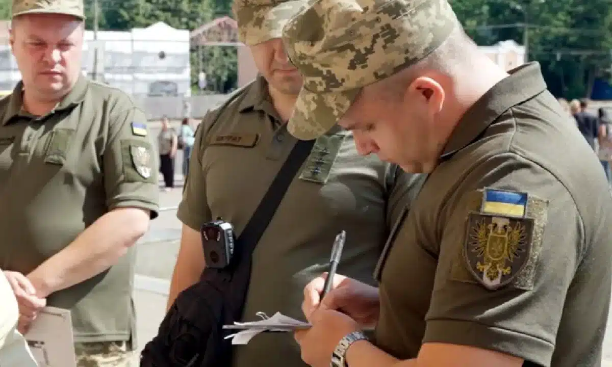 З 1 вересня працівники ТЦК зобов’язані фіксувати перевірки документів і вручення повісток на бодікамери