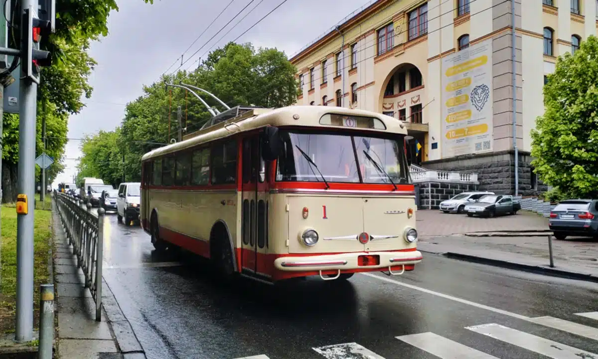 Перший тролейбус Рівного знову на лінії: святкуємо День Міста з легендою