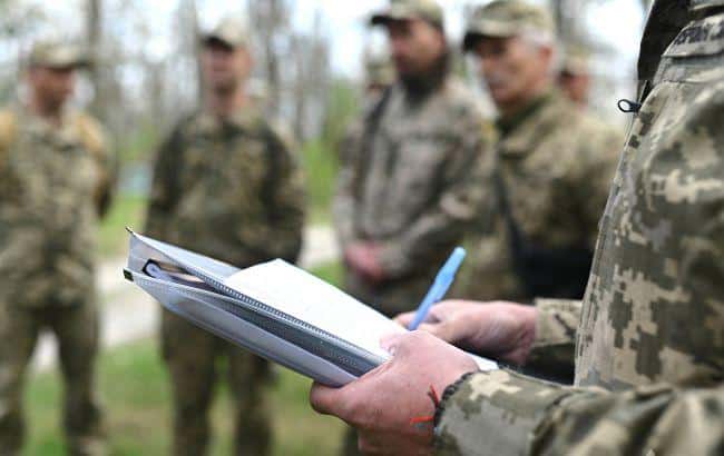 На об’їзній Рівного цивільні заблокували авто ТЦК