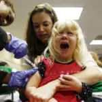 Дитина плаче під час введення вакцини.