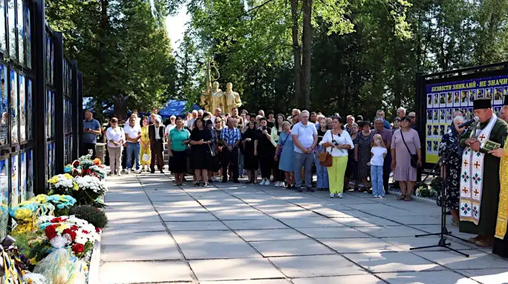 У Зарічному відкрили Меморіал загиблим Героям та провели захід «Вараський гарт» - фото 1