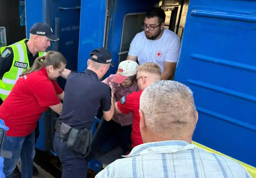 Рівненщина прийняла вже восьмий евакуаційний потяг із Донеччини у серпні - фото 1