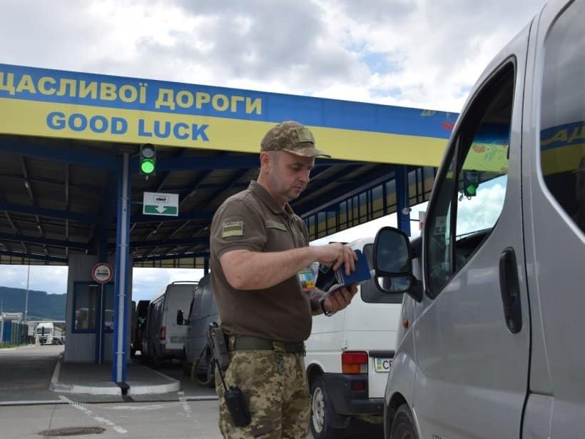 Від сьогодні чоловікам до 23 років дозволили виїзд за кордон під час воєнного стану