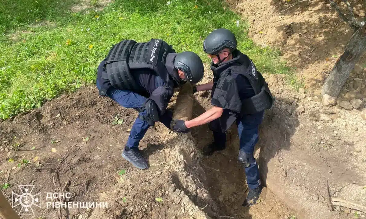 На території навчального закладу у Гощі знайшли два снаряди часів Другої світової