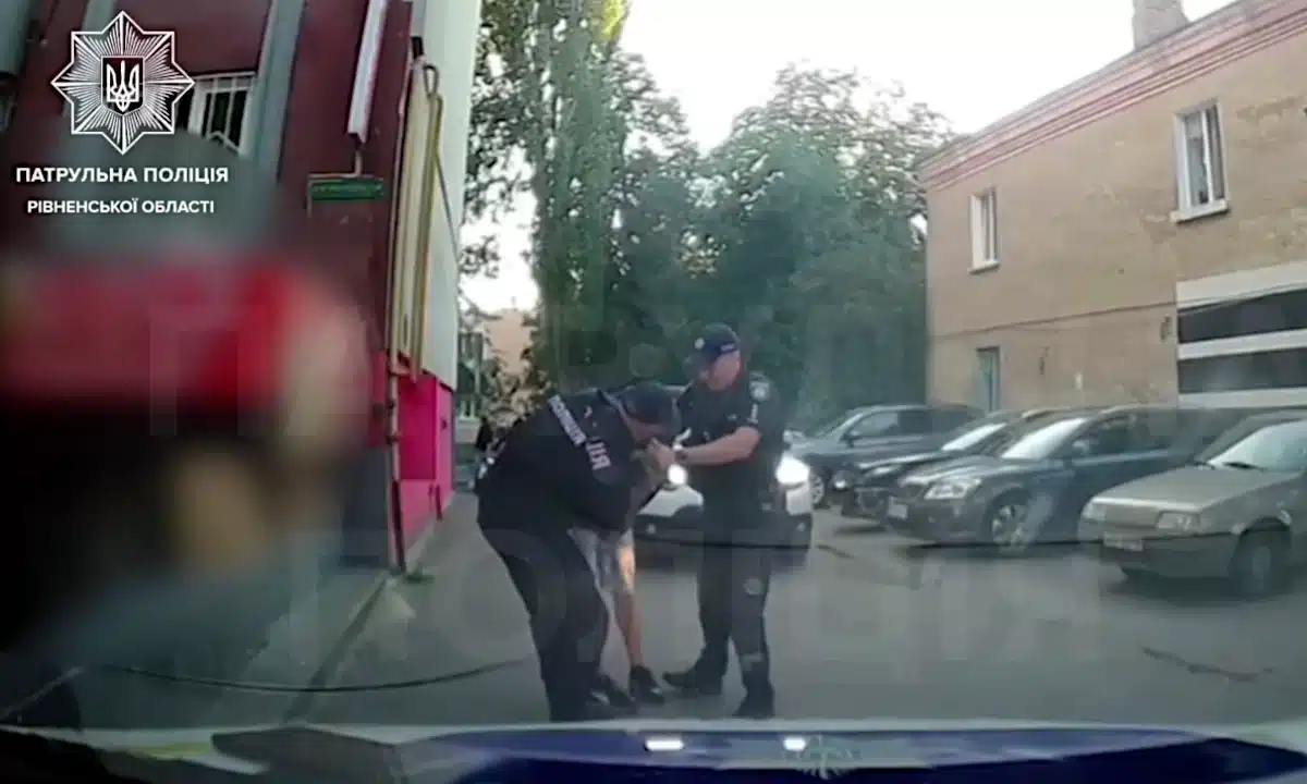 У Рівному патрульні виявили у чоловіка речовину, схожу на наркотичну