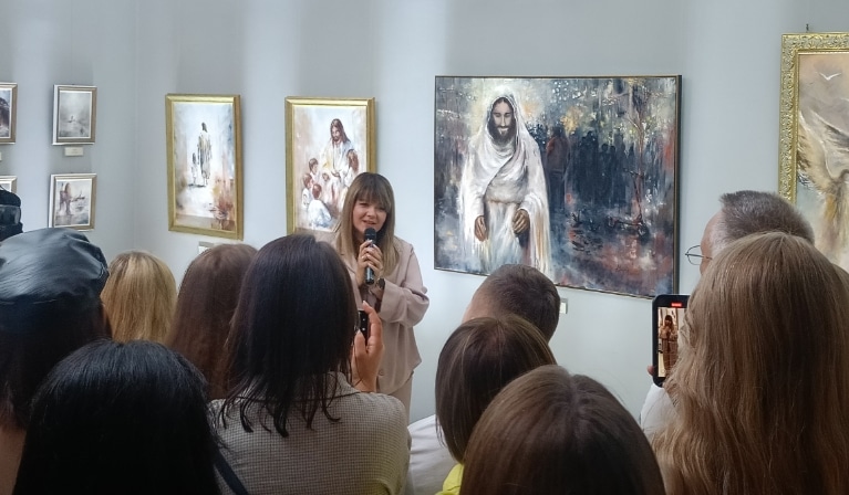 Мистецтво під час війни: як Анна Вітрук перетворює біль на картини