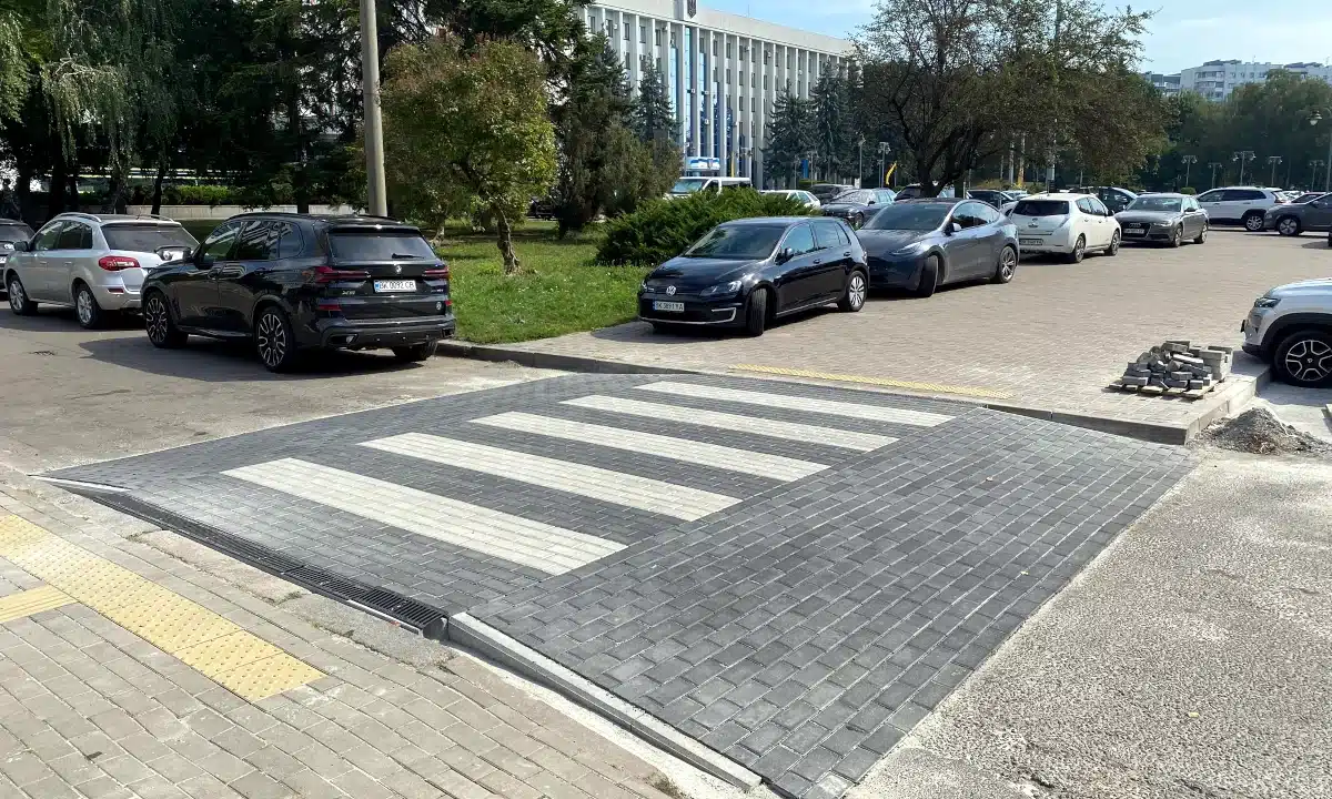 Безбар’єрні пішохідні переходи облаштовують у Рівному