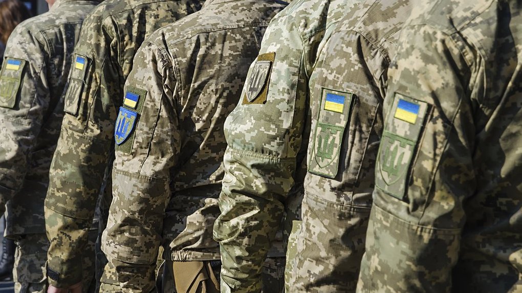 Освітяни громади передали обладнання для військових 104 бригади