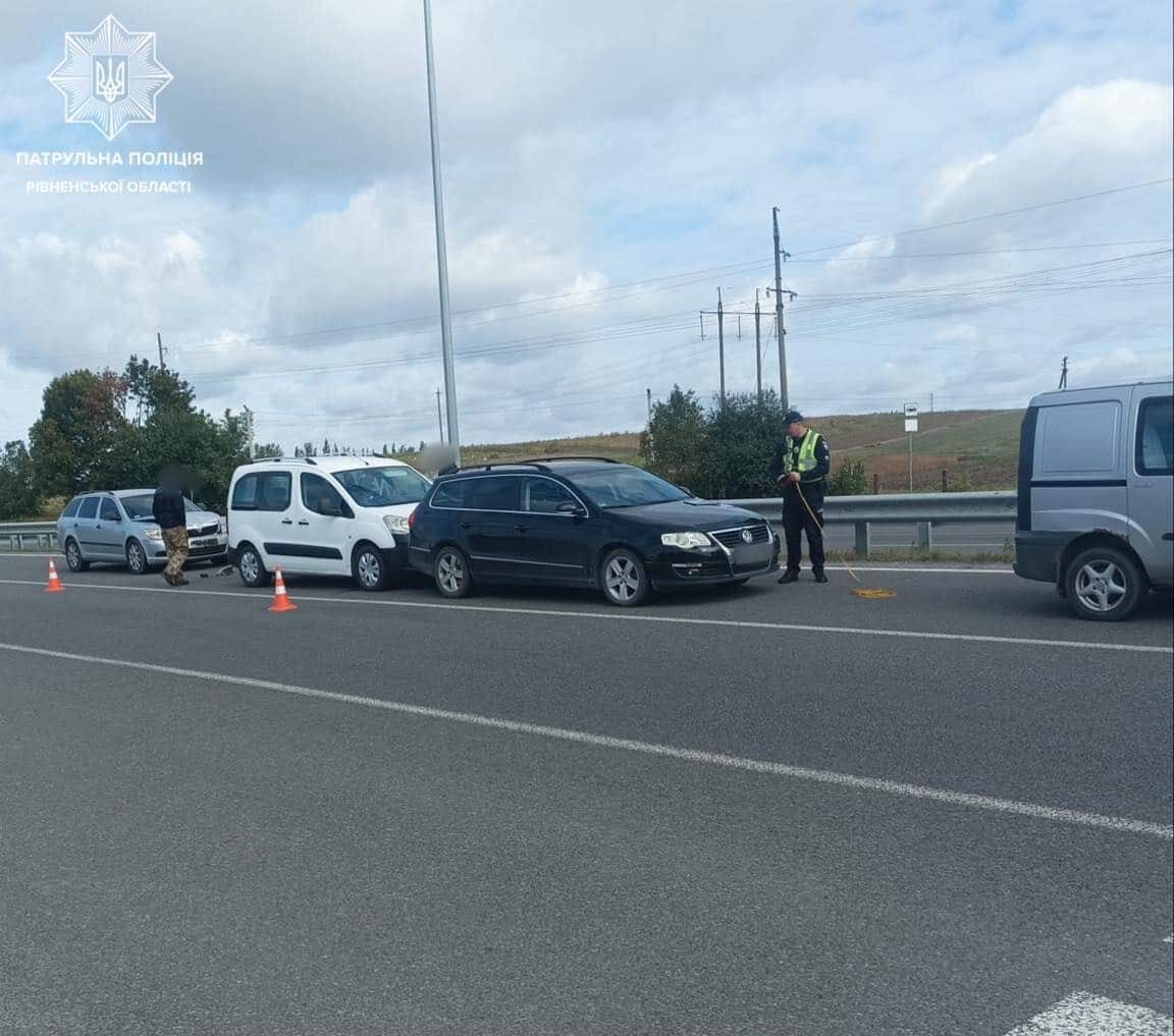На Рівненщині сталася ДТП за участю чотирьох автомобілів поблизу Обарова