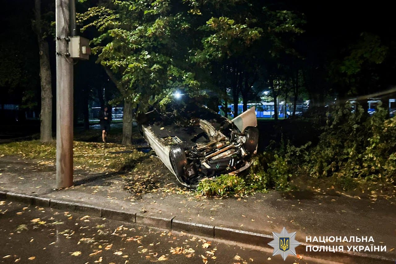 У Рівному 19-річний водій BMW врізався у дерево та перекинувся