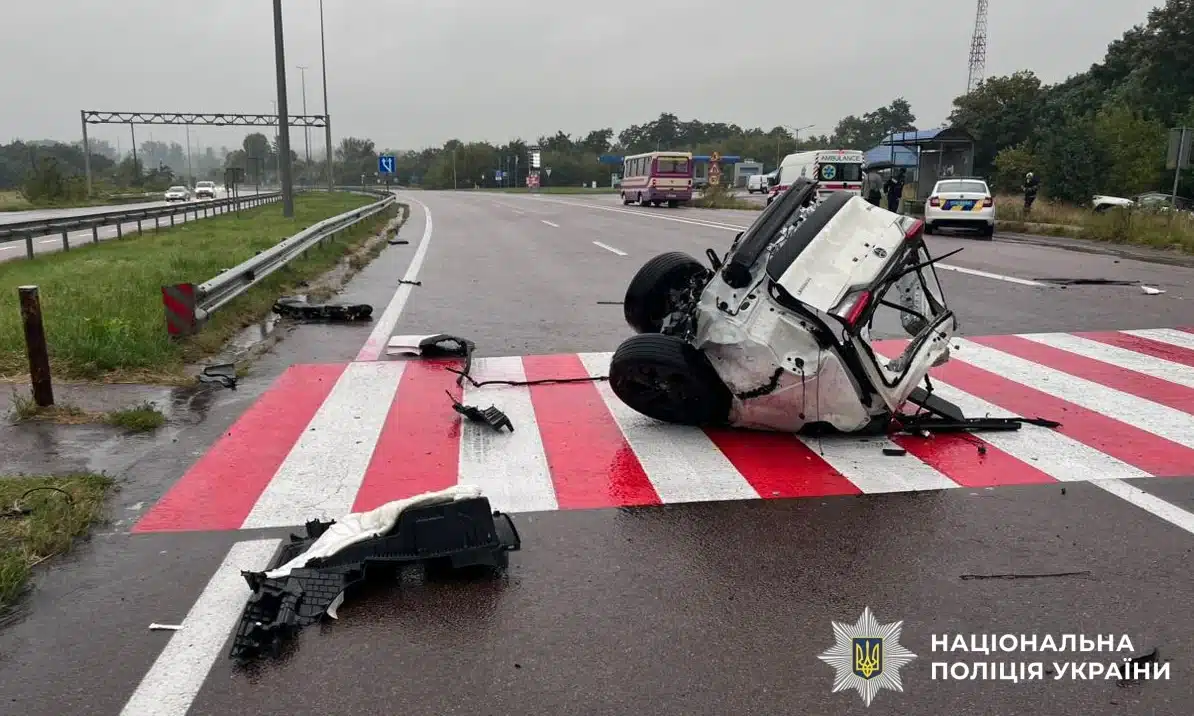 У Гощі автомобіль розірвало навпіл після ДТП. Водій відбувся легкими травмами