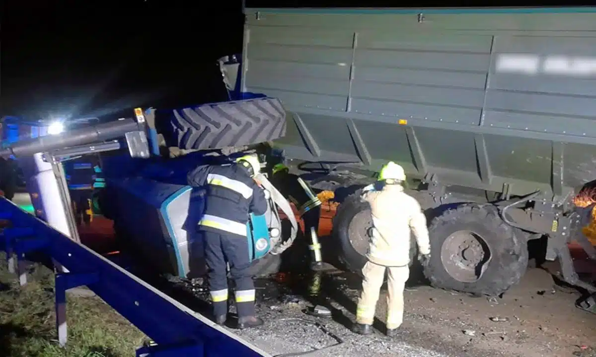 ДТП за участю вантажівки та трактора на Рівненщині. Постраждали двоє людей