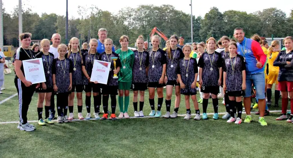 fk-maleve-sribnyj-pryzer-futbol-02