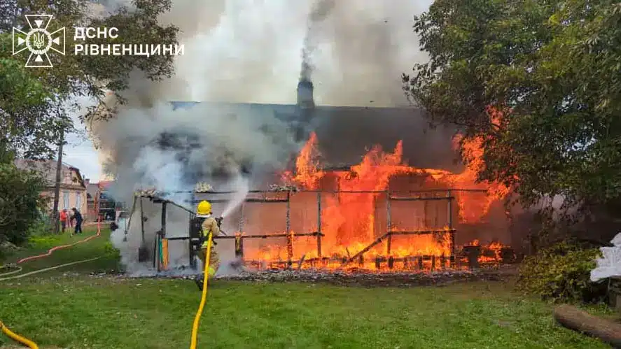 На Дубенщині вогнеборці ліквідували пожежу в житловому будинку